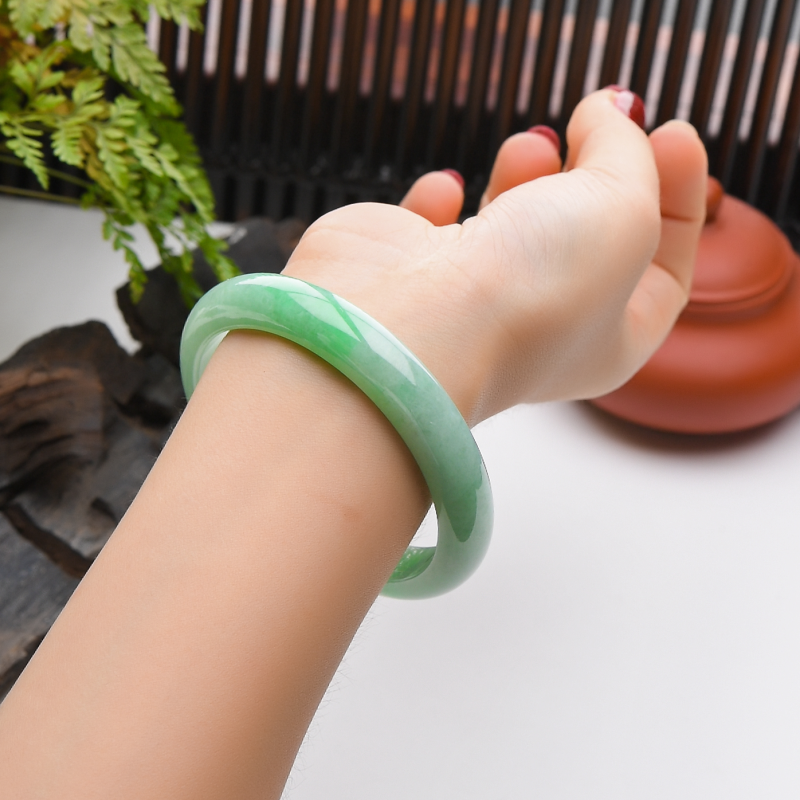 熙末 豆绿翡翠手镯