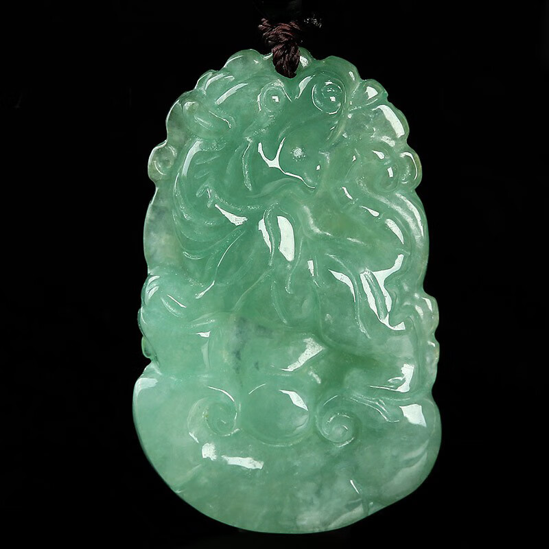 艾选潮品 精心打磨翡翠吊坠