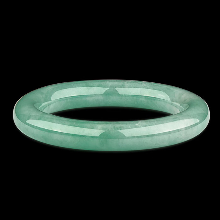 周大生饱满圆形翡翠手镯