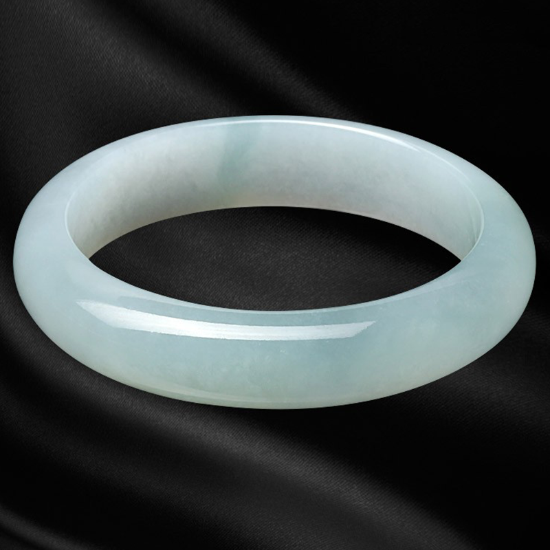 七彩云南 浅绿飘花翡翠手镯