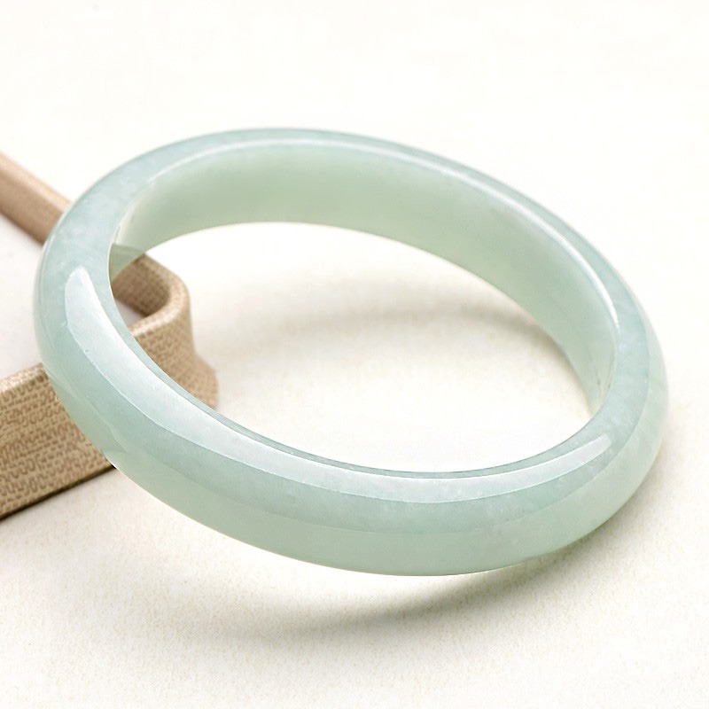 可玉可求 饱满流畅翡翠手镯