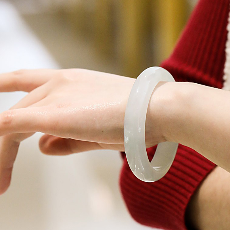 七彩云南 圆条浅绿飘花翡翠手镯