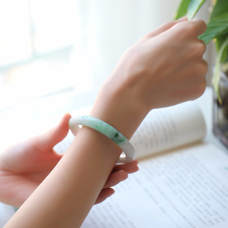 印象眸 圆条飘阳绿翡翠手镯