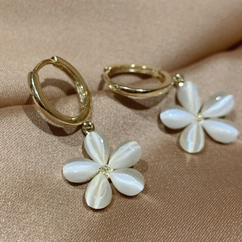 伊黛儿 精美花朵耳饰