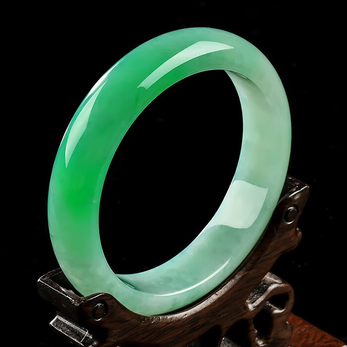 碧玉尊圆弧形翡翠手镯