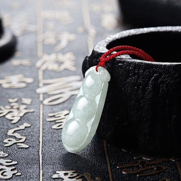 周大福 四季平安豆翡翠吊坠