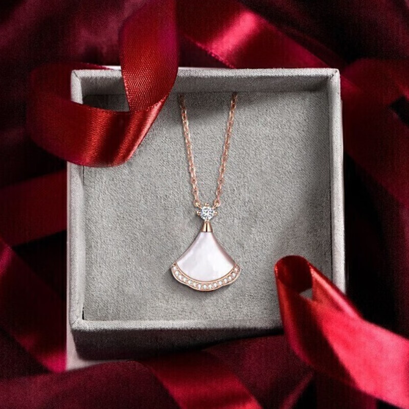 卡蒂罗小裙子镶锆吊坠项链