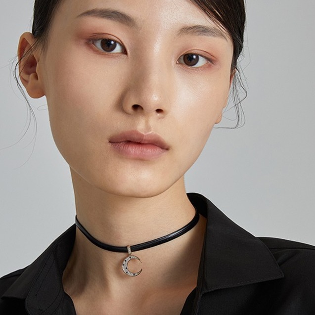 阿吉豆镶锆月亮项链