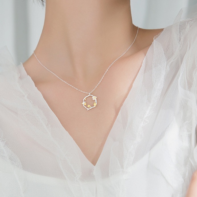 姗珀 金色花环吊坠项链