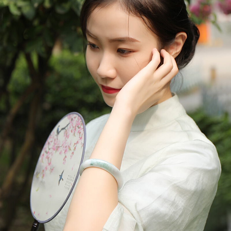 净心石 淡绿色飘花翡翠手镯