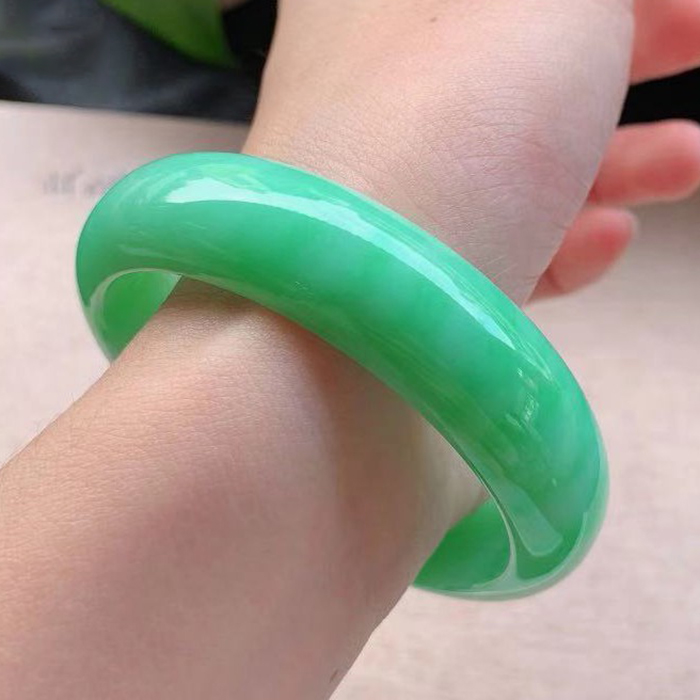 艾选潮品满绿宽边翡翠手镯