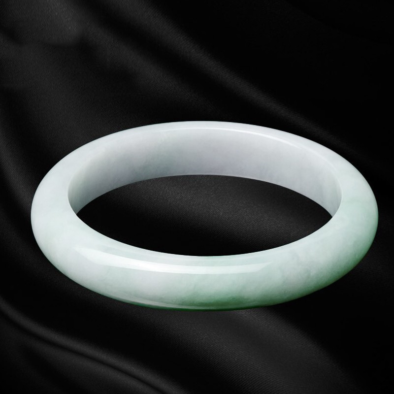 七彩云南 浅绿飘花翡翠手镯