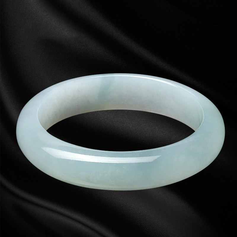 七彩云南 浅绿飘花贵妃翡翠手镯