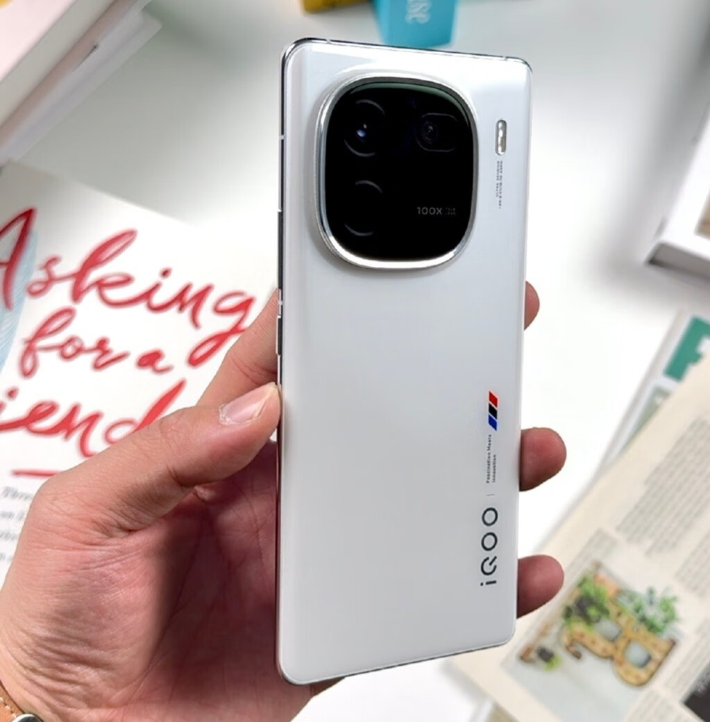 iQOO 12首发3999元：同储存版本，比小米14便宜300块钱
