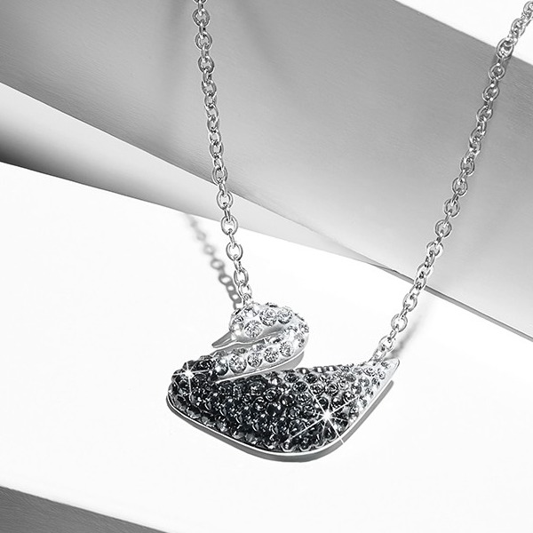 施华洛世奇黑白渐变天鹅项链