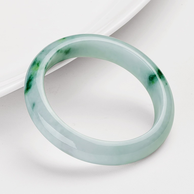 碧玉尊质地细腻手镯