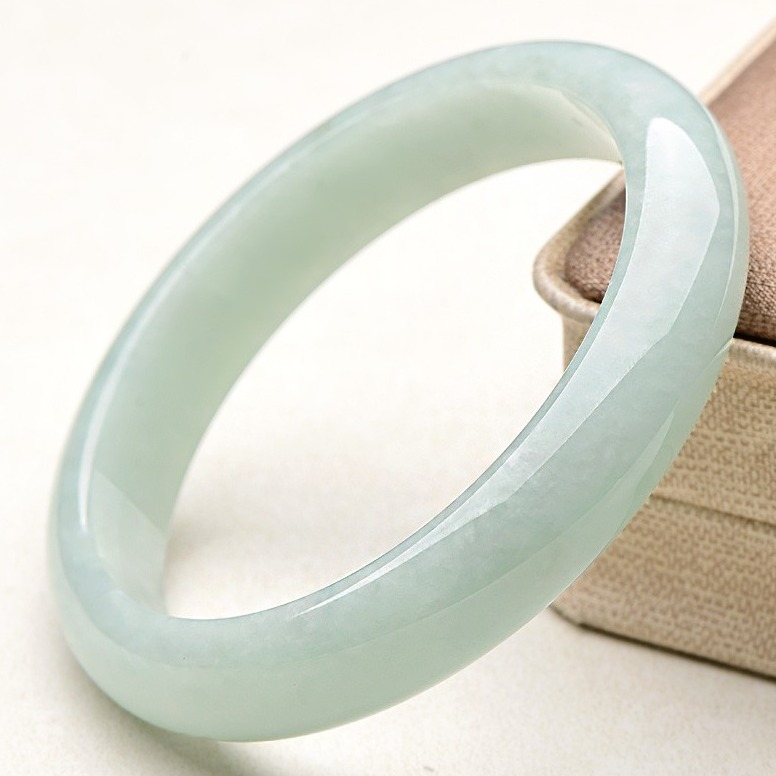 可玉可求色泽饱满手镯