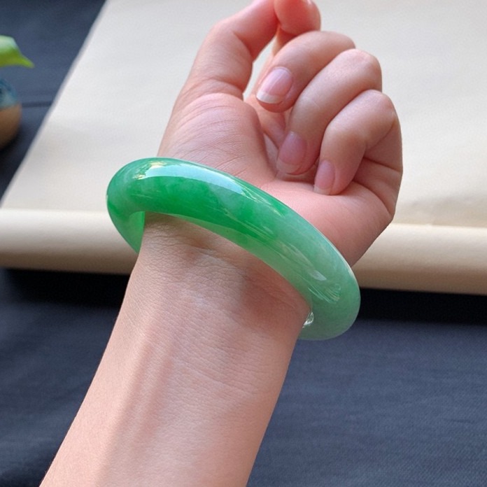 熙末 油绿翡翠手镯