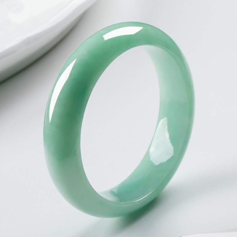 圣列 浅绿玉女款翡翠手镯