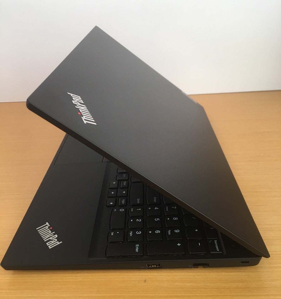 联想ThinkPad轻薄笔记本电脑，经典小红点办公好感觉