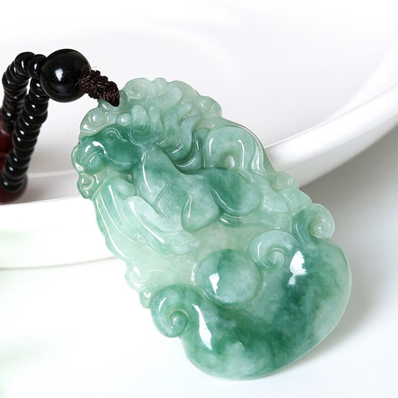 艾选潮品立体浮雕翡翠吊坠