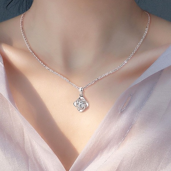 唯一 浪漫四叶草项链