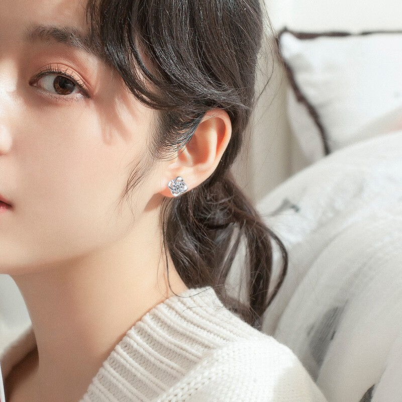 唯一 时尚简约足银耳饰