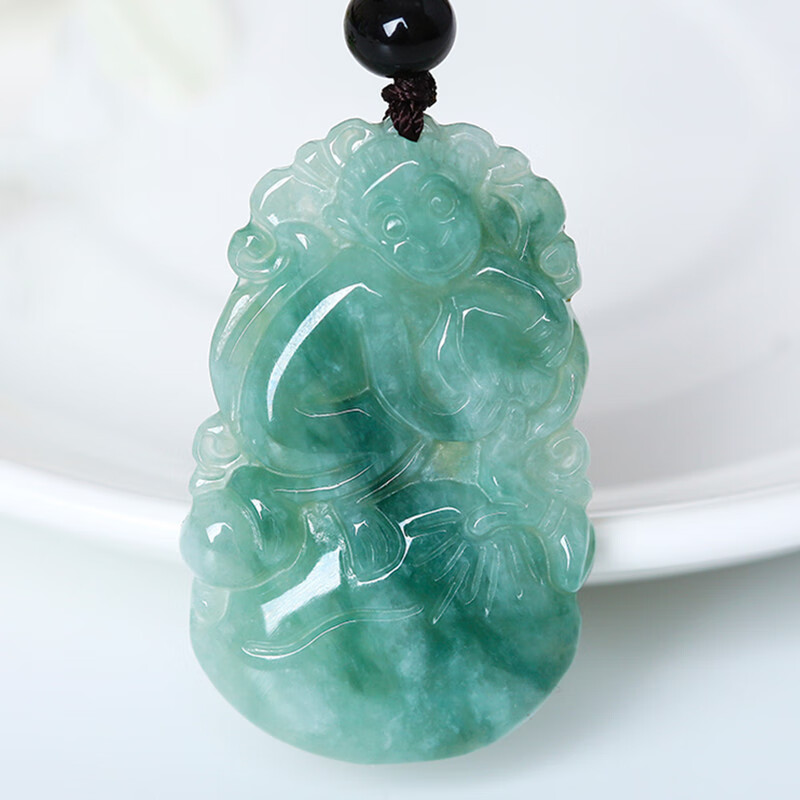 艾选潮品细腻通透翡翠吊坠