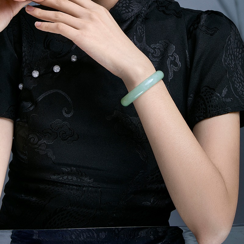 周大生 凝润色泽翡翠手镯