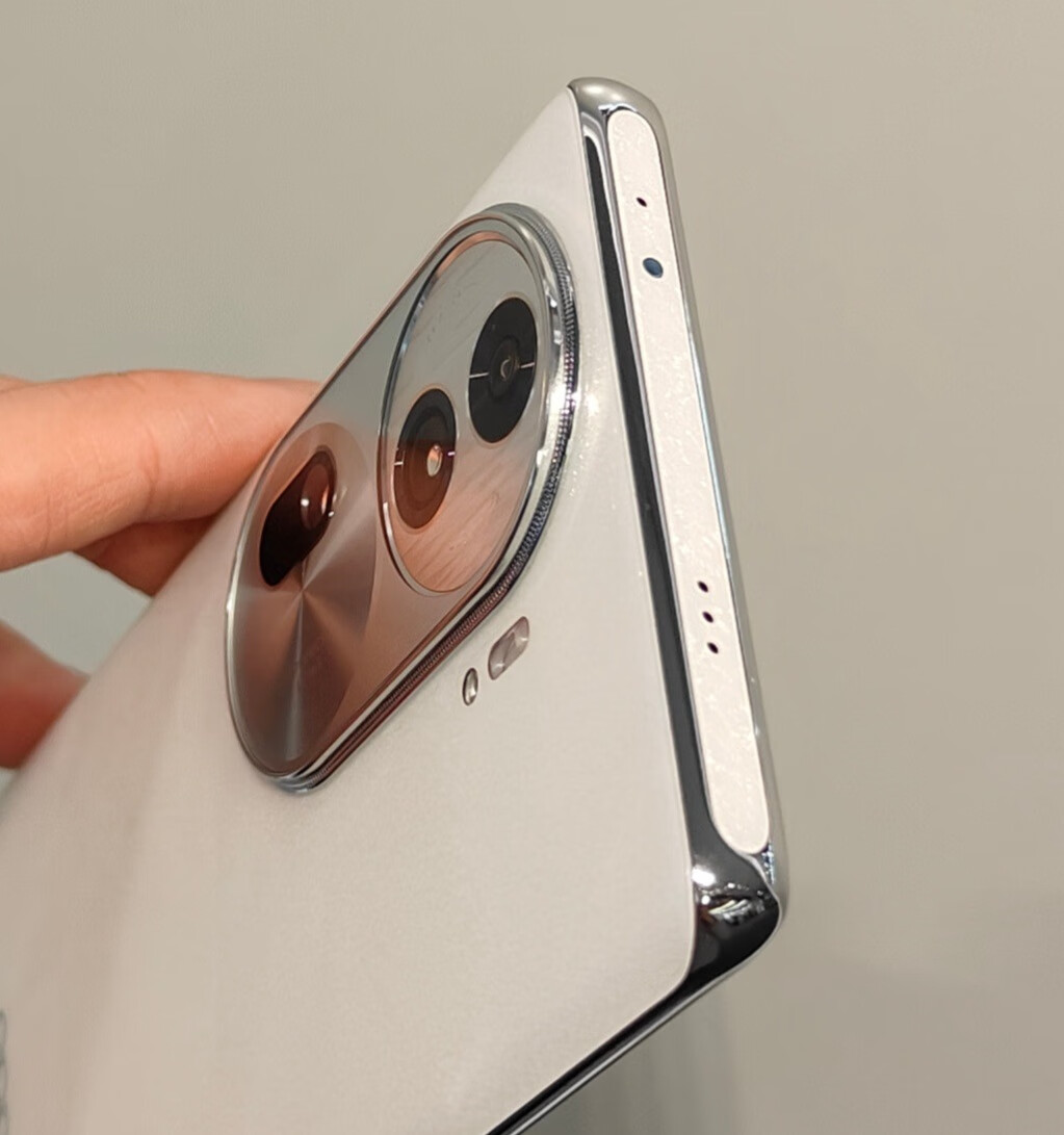 OPPO Reno11 Pro，搭载骁龙8+处理器，很适合自拍用