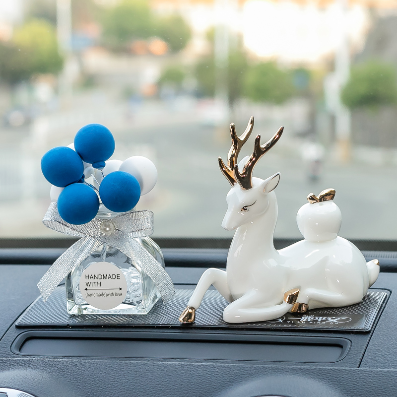 聚屹德华白瓷汽车摆件