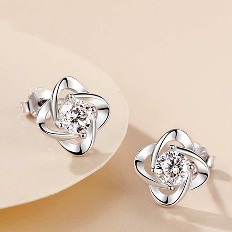 唯一四叶草时尚精美银耳饰