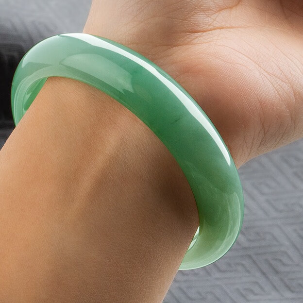 云翠社 细腻玉手镯