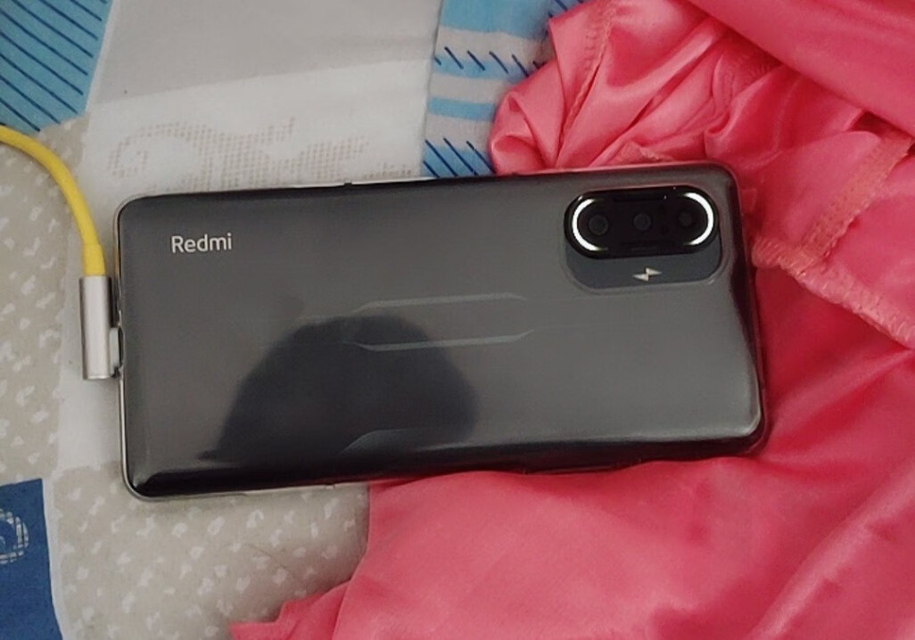 不過傳統的手機品牌也推出了相關遊戲手機,像小米的redmi k40遊戲增強