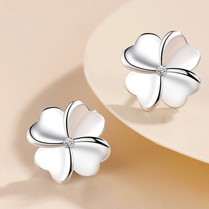 唯一时尚四叶草精美银耳饰