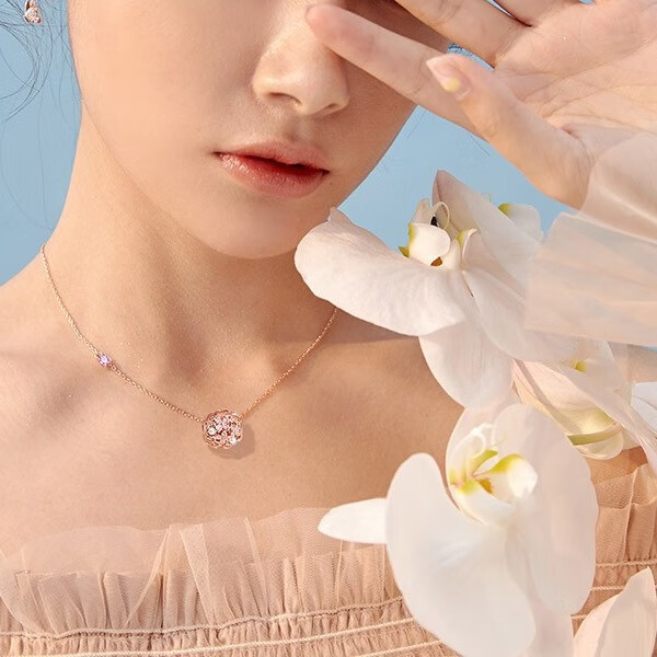 银千惠绣球花镶锆项链