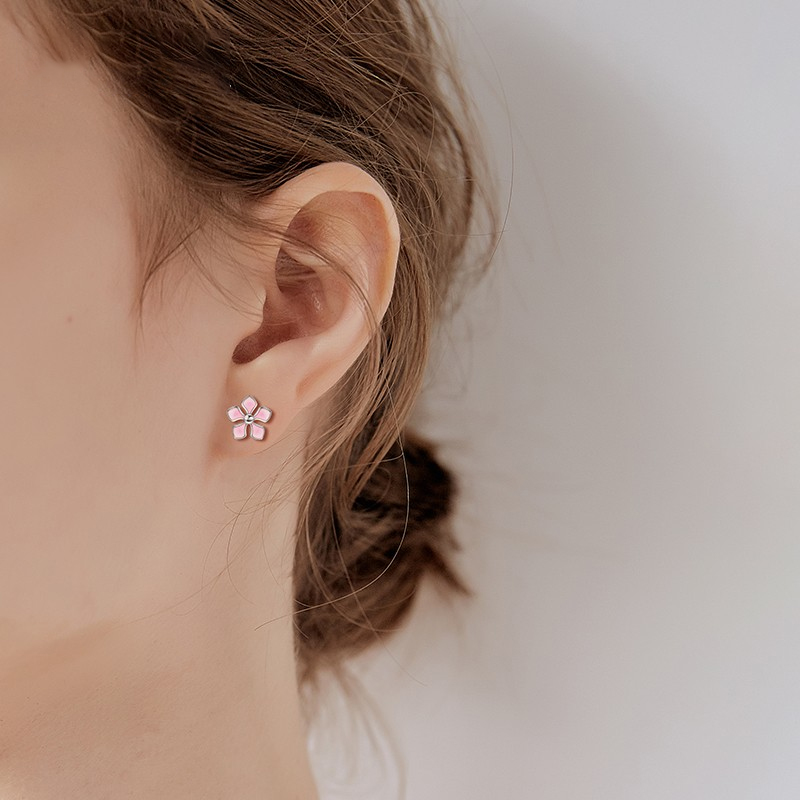 卡蒂罗简约花朵款耳饰