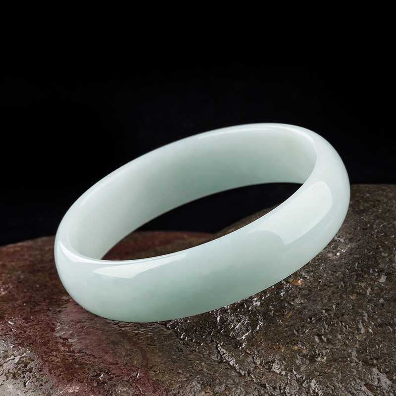 碧玉尊 浅绿色飘花 翡翠手镯