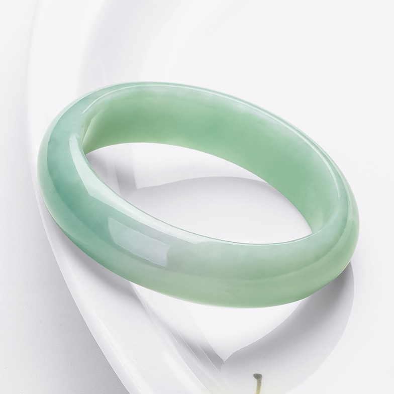 碧玉尊色泽饱满手镯