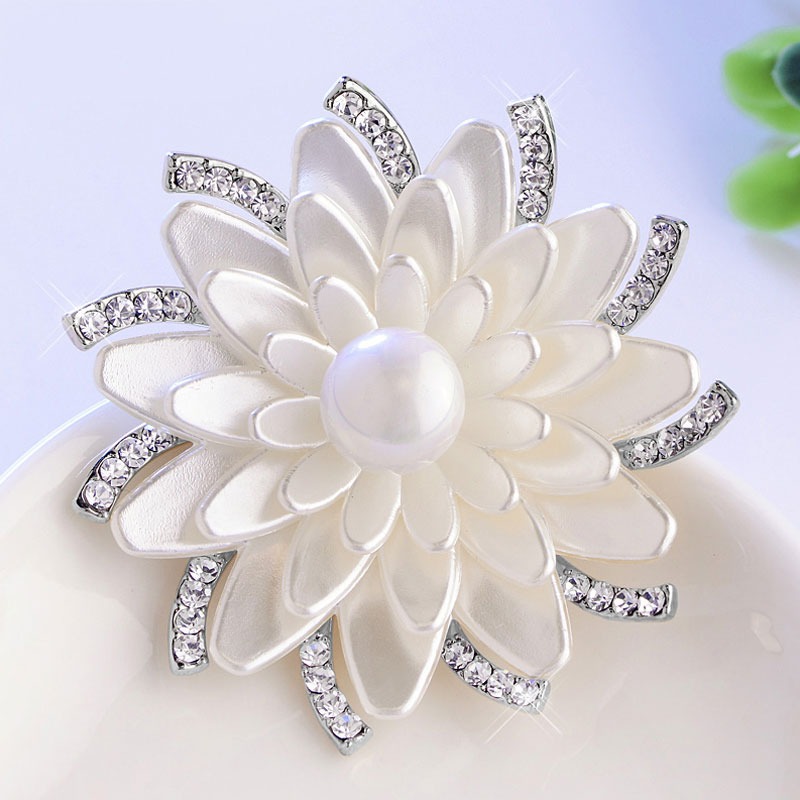 依特女士花朵胸针