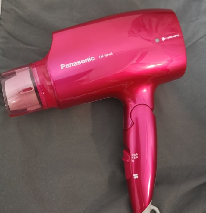 松下绯红色电吹风机，椰子油涂层+50℃恒温护发，500元左右送女生实用礼物