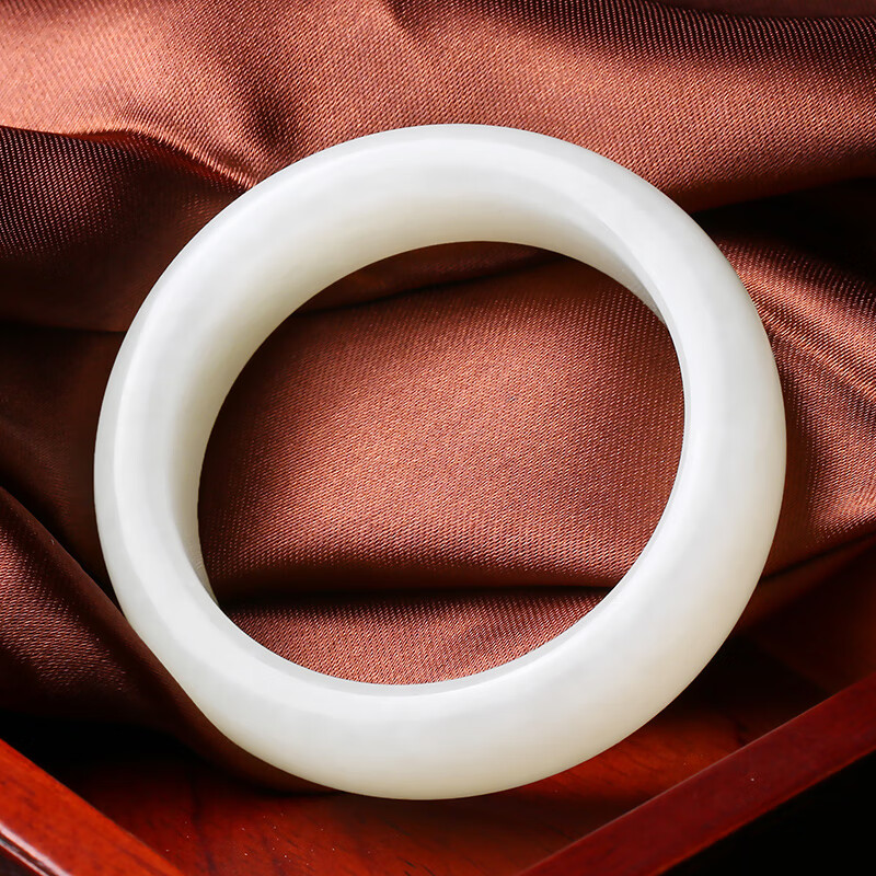 靳钰晨 典雅翡翠手镯