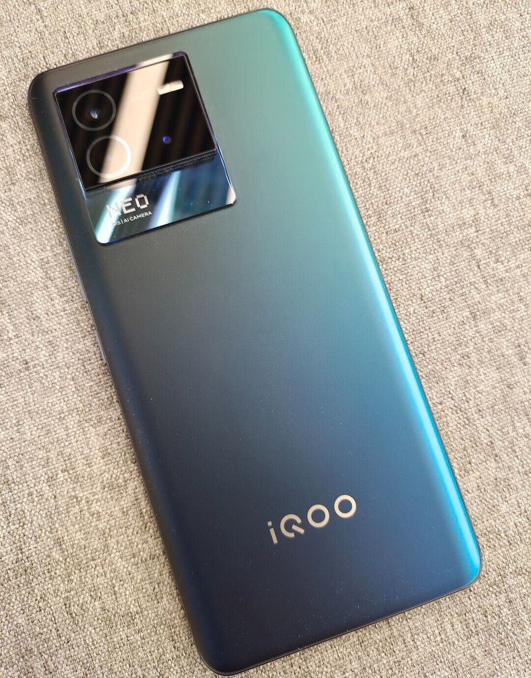 vivo iQOO Neo8，第一代骁龙8+，144Hz高刷电竞手机