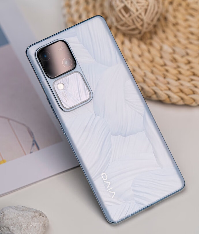 vivo S18拍照手机，自带柔光灯，拍人像天生高出一头