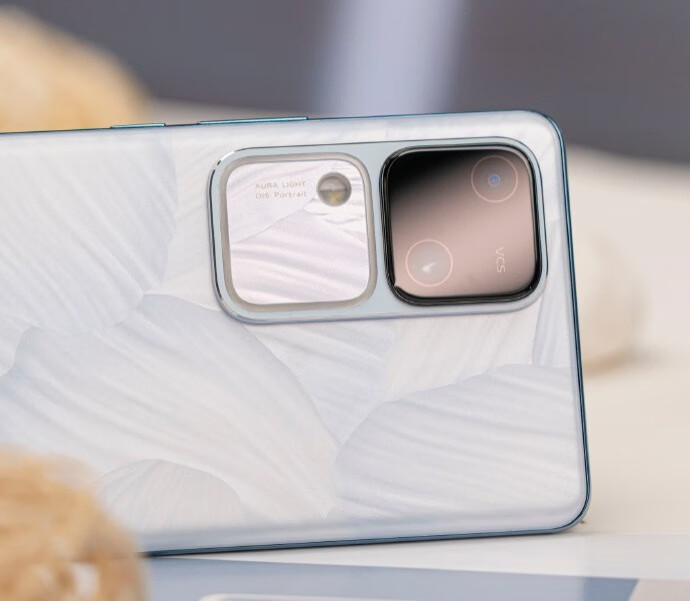 vivo S18拍照手机，自带柔光灯，拍人像天生高出一头