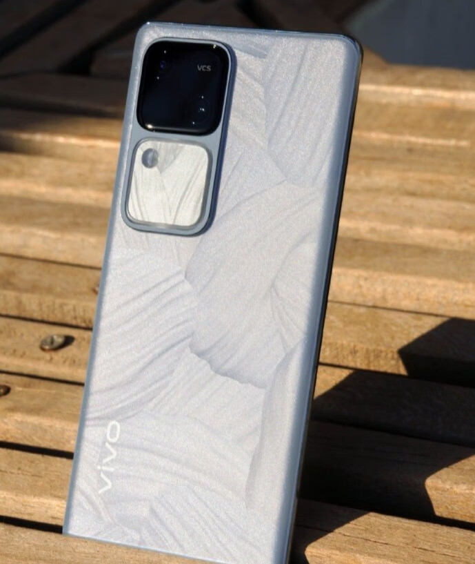 vivo S18 Pro旗舰自拍手机，自带影棚柔光灯？大家都卷起来吧