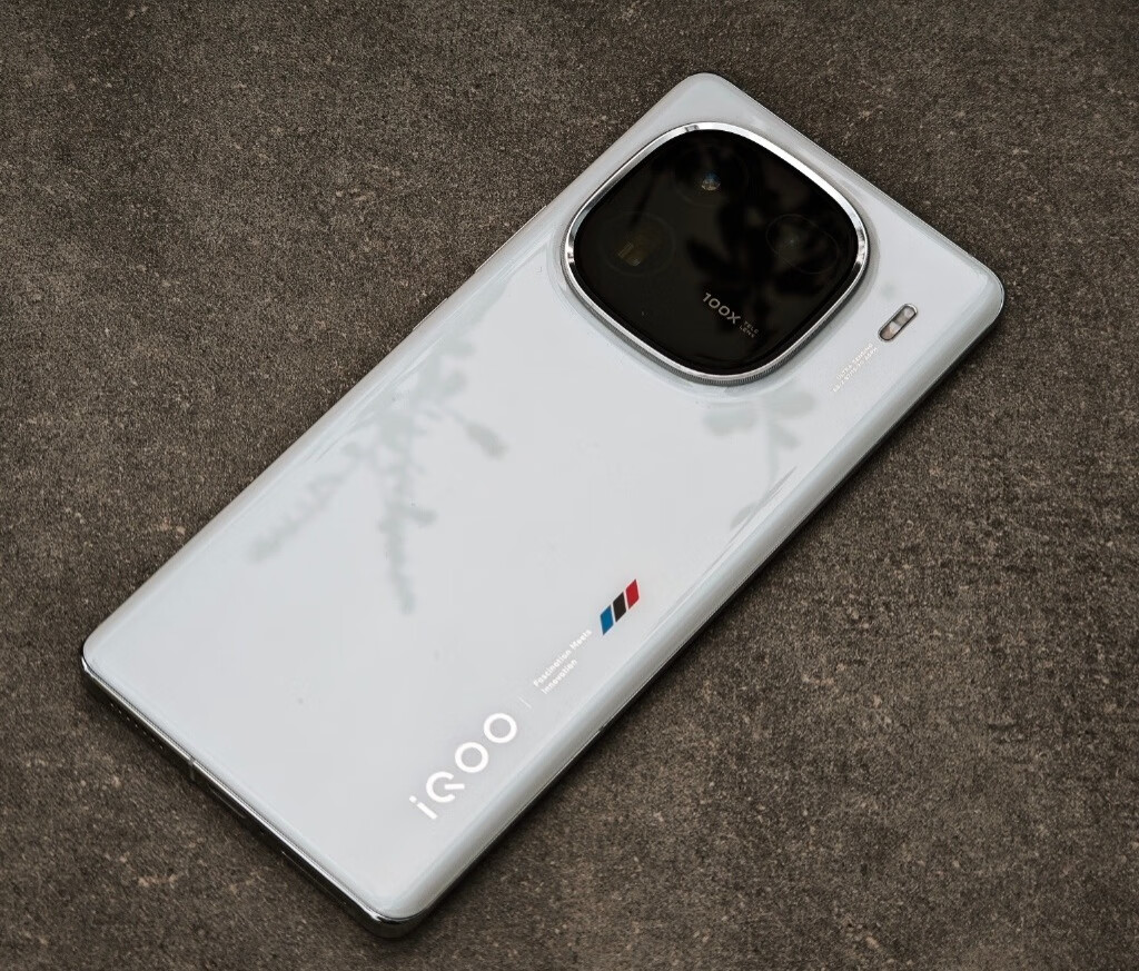 iQOO 12首发3999元：同储存版本，比小米14便宜300块钱