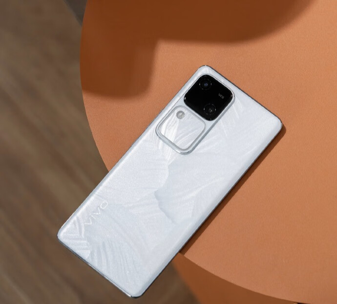 vivo S18 Pro旗舰自拍手机，自带影棚柔光灯？大家都卷起来吧