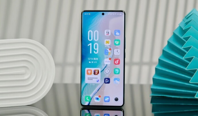 vivo S18拍照手机，自带柔光灯，拍人像天生高出一头