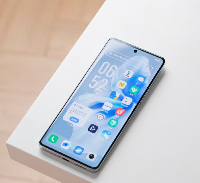 vivo S18 Pro旗舰自拍手机，自带影棚柔光灯？大家都卷起来吧